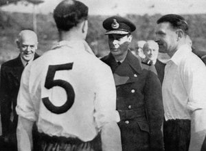 Englantilainen jalkapalloilija Eddie Hapgood tapasi kuningas George VI:n, c1937-c1944 tekijältä Unbekannt