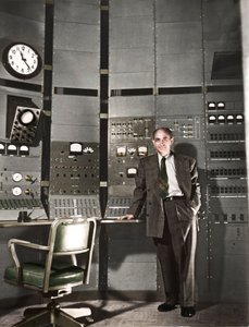 Enrico Fermi, italialaissyntyinen amerikkalainen ydinfyysikko, c1942 tekijältä Unbekannt