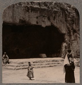 Tuomareiden hautojen sisäänkäynti, c1900 tekijältä Unbekannt