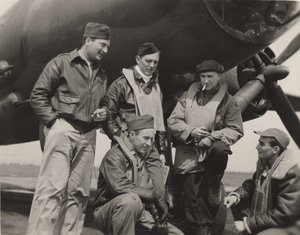 Ernie Pyle pommikoneen miehistön kanssa tekijältä Unbekannt