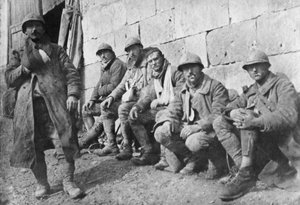 Evakuoidut ranskalaiset haavoittuneet taistelun jälkeen Plessis-de-Royessa, Picardiassa, Ranskassa, 30. maaliskuuta 1918 tekijältä Unbekannt