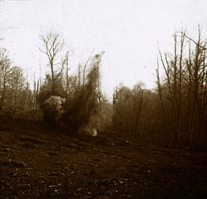 Panssarivaunun ampuma ammuksen räjähdys, c1914-c1918 tekijältä Unbekannt
