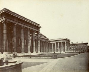 British Museumin ulkopuoli, Great Russell Street, Lontoo, 1887 tekijältä Unbekannt