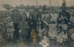 Pukukilpailu, c1900 tekijältä Unbekannt