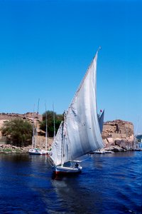 Feluccas Niilillä, Elephantine Island lähellä Aswania, moderni Egypti tekijältä Unbekannt