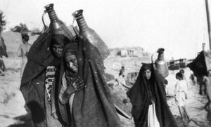 Naispuoliset veden kuljettajat, Amarah, Irak, 1917-1919 tekijältä Unbekannt