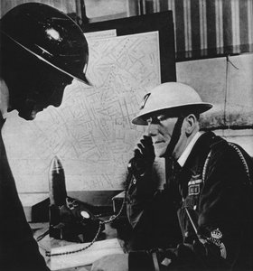 Lontoon valvontakeskuksille ilmoitettiin viisikymmentätuhatta tapausta Blitzin aikana, 1941 1942 tekijältä Unbekannt