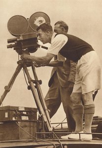Elokuvantekijä - Teki elokuvaennätyksen yhdellä vuotuisista poikien leireistä, 1927 1937 tekijältä Unbekannt