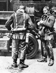 Palomiehet savukypärässä, Farringdon Streetin kumitehdas, Lontoo, 1926-1927 tekijältä Unbekannt