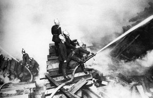 Palomiehet sammuttavat tulipaloa puupihalla Lontoossa, 1926-1927 tekijältä Unbekannt