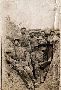 Ensimmäinen maailmansota (1914-1918): Karvaiset sotilaat talvipukuissa haudassa 1916-1917. Heillä on lampaannahkaiset takit ja kaasunaamari. tekijältä Unbekannt