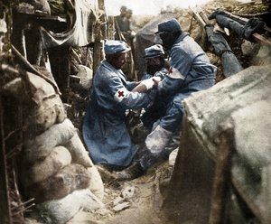 Ensiapu haavoittuneelle miehelle yhdessä ranskalaisista haudoista, 1915 tekijältä Unbekannt