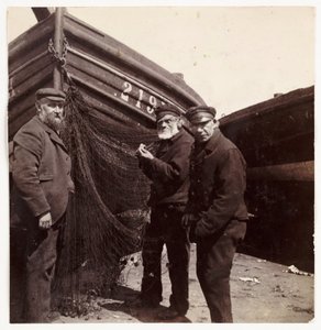 Kalastajat seisomassa verkon ääressä, n. 1905 tekijältä Unbekannt