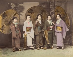 [Viisi japanilaista naista perinteisessä mekossa ja aurinkovarjoilla], 1870-luku. tekijältä Unbekannt