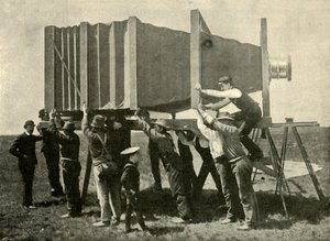 Focusing The Gigant Camera For Work, 1901. tekijältä Unbekannt
