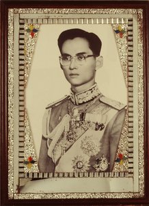 Kehystetty muotokuva kuningas Bhumibol Adulyadejista (m/v kuva) tekijältä Unbekannt