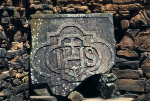 Ranskalais-makoninen symboli ja Kristuksen nimikirjaimet kaiverrettu kiveen, vuonna 1611 perustettu San Ignacio Minin jesuiittalähetystöpaikka Argentiinassa (kivi) tekijältä Unbekannt
