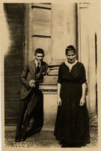 Franz Kafka sisarensa Ottlan kanssa ennen Oppelt Housea Prahassa tekijältä Unbekannt
