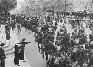 Ranskalaiset kirasirit ratsastamassa Pariisin kaduilla matkalla rintamalle, 1914 tekijältä Unbekannt