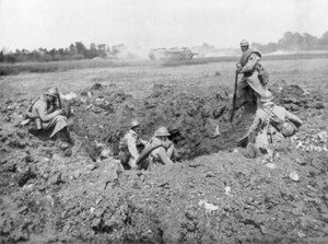 Ranskalainen jalkaväki lepää kuorireiässä, Chemin des Dames, Ranska, 11. kesäkuuta 1918 tekijältä Unbekannt