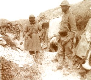 Ranskalaiset sotilaat vangitulla saksalaisella haudolla, c1914-c1918 tekijältä Unbekannt