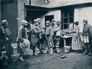 Haudoista palaavat ranskalaiset sotilaat pysähtyvät virkistäytymään, vuosi 1914 tekijältä Unbekannt