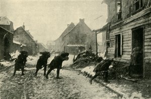Ranskalaiset joukot ylittämässä kyläkadun Saksan tulen alla, ensimmäinen maailmansota, 1914-1915, c1920. tekijältä Unbekannt