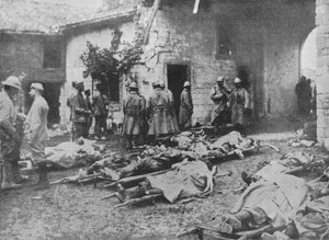 Ranskalaisia haavoittuneita siirrettiin hyökkäyksen aikana maatilalle rivien takana, 1915 tekijältä Unbekannt