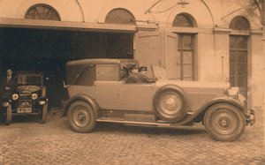 Autotalli Kuuban suurlähetystössä Brysselissä, Belgiassa, 1927. tekijältä Unbekannt