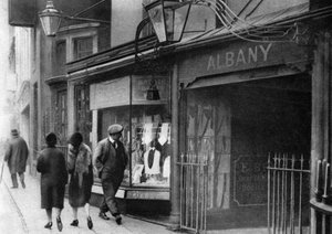 Albanyn kammioihin johtava porttitalo Vigo Streetillä, Lontoo, 1926-1927 tekijältä Unbekannt