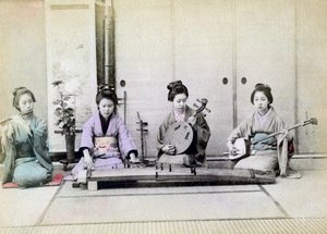 Geisha soittaa perinteisiä soittimia, Japani, 1880 tekijältä Unbekannt