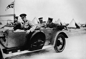 Kenraali Sir John Maxwell, Egyptin joukkojen komentaja, autolla yhden leirin läpi, 1915 tekijältä Unbekannt