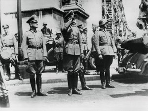 Kenraali von Bock tervehti Riemukaarien ohi paraajoivia saksalaisia joukkoja, Pariisi, 14. kesäkuuta 1940 tekijältä Unbekannt