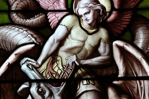 Geneve, Geneve, Sveitsi, 7.5.2015 - Basilica Notre-Dame of Geneve. Lasimaalaus. Enkeli taistelee Saatanaa lohikäärmeenä. tekijältä Unbekannt