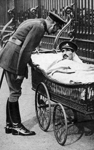 George V haavoittuneen sotilaan kanssa, 7. pataljoona Sherwood Foresters, maaliskuu 1918 tekijältä Unbekannt