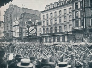 Saksan jalkaväki saapuu Brysseliin sateessa, 1914 tekijältä Unbekannt