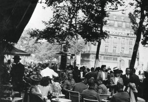 Saksan armeijan upseerit rentoutumassa Cafe de la Paixin ulkopuolella Pariisissa, kesäkuu 1940 tekijältä Unbekannt