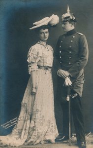 Saksalainen pariskunta. Miesten univormussa, 1906 tekijältä Unbekannt