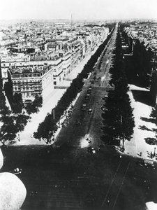 Saksalaiset joukot kulkueessa Champs Elysees -kadulla, Pariisissa, 14. kesäkuuta 1940 tekijältä Unbekannt