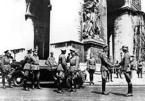 Saksalaiset upseerit Riemukaarella voittoparaatin aikana Pariisissa kesäkuussa 1940 tekijältä Unbekannt