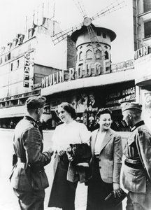 Saksalaiset sotilaat keskustelemassa ranskalaisnaisten kanssa Moulin Rougen ulkopuolella, miehitetty Pariisi, kesäkuu 1940 tekijältä Unbekannt
