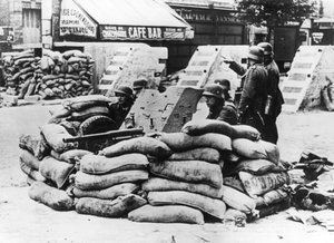 Saksalaiset sotilaat vangittujen ranskalaisten barrikadien kanssa lähellä Pariisia, kesäkuu 1940 tekijältä Unbekannt