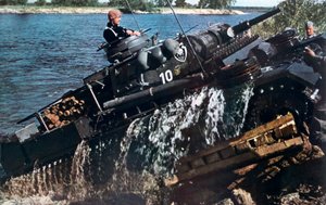 Saksalainen tankki kaataa jokea, Venäjä, 1941 tekijältä Unbekannt
