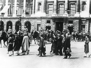 Saksan joukot miehitetyssä Pariisissa kesäkuussa 1940 tekijältä Unbekannt