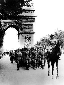 Saksalaiset joukot marssivat Champs Elysees