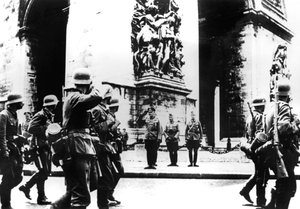 Saksalaiset joukot marssivat Riemukaaren ohi Pariisissa 14. kesäkuuta 1940 tekijältä Unbekannt