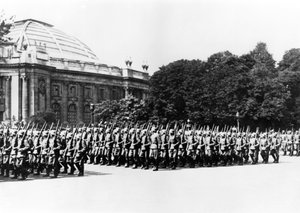 Saksalaiset joukot kulkueessa Pariisin saksalaisen komentajan edessä 8. heinäkuuta 1941 tekijältä Unbekannt