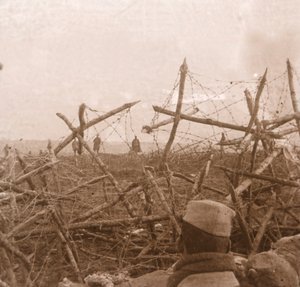 Saksalaiset tulevat ulos juoksuhaudoista, Massiges, Pohjois-Ranska, c1914-c1918. tekijältä Unbekannt