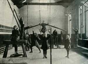 Tyttövoimistelijat kuninkaallisessa kuurojen ja tyhmien instituutissa, Friar Gate, Derby, 1902. tekijältä Unbekannt