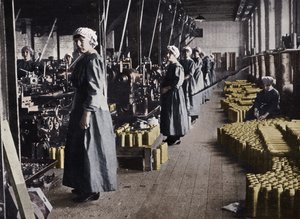 Tyttötyöläisiä ammustehtaalla, 1915 tekijältä Unbekannt